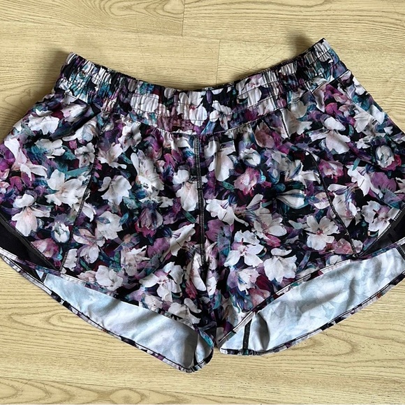 Lulu Lemon Hotty Hot Low-Rise Lined Short 4” size 12 - Picture 1 of 8